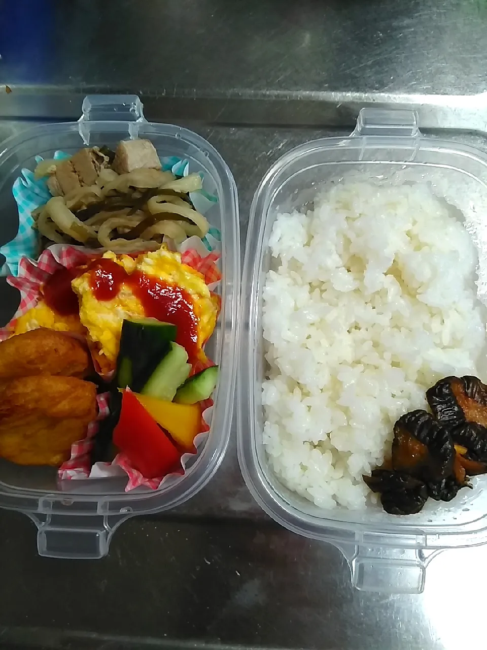 パパお弁当😀
千切りいりちゃー
スクランブルエッグ
ナゲット
きゅうり、パプリカのあっさり漬け〜レモン入り|すず(*^^*)さん