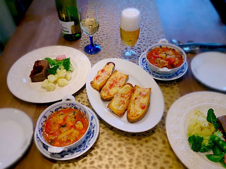 鹿肉のローストとパン コン トマテのある食卓|古尾谷りかこさん