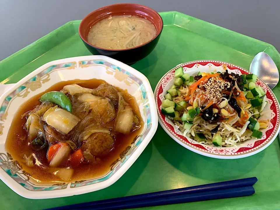 Snapdishの料理写真:紅焼丸子ホンシャオワンズ（肉団子の醤油煮込）、中華サラダ、味噌汁|Tadahiko Watanabeさん