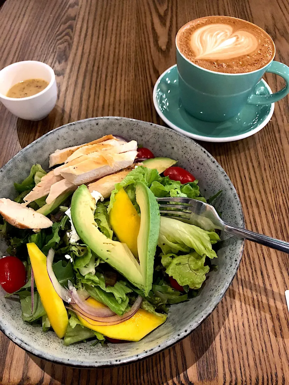 Snapdishの料理写真:牛油果芒果鸡肉沙拉
Wagas|Lilyさん