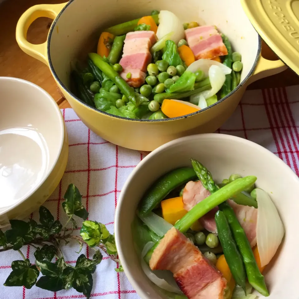 Snapdishの料理写真:🇫🇷フランス伝統料理🇫🇷Petit pois Francaise 🥬 うすいえんどう、レタス、金美人参🥕 スナップエンドウ、アスパラ、サヤインゲン、新玉ねぎ、厚切りベーコン🥓のバター蒸し煮🇫🇷|Hollyさん