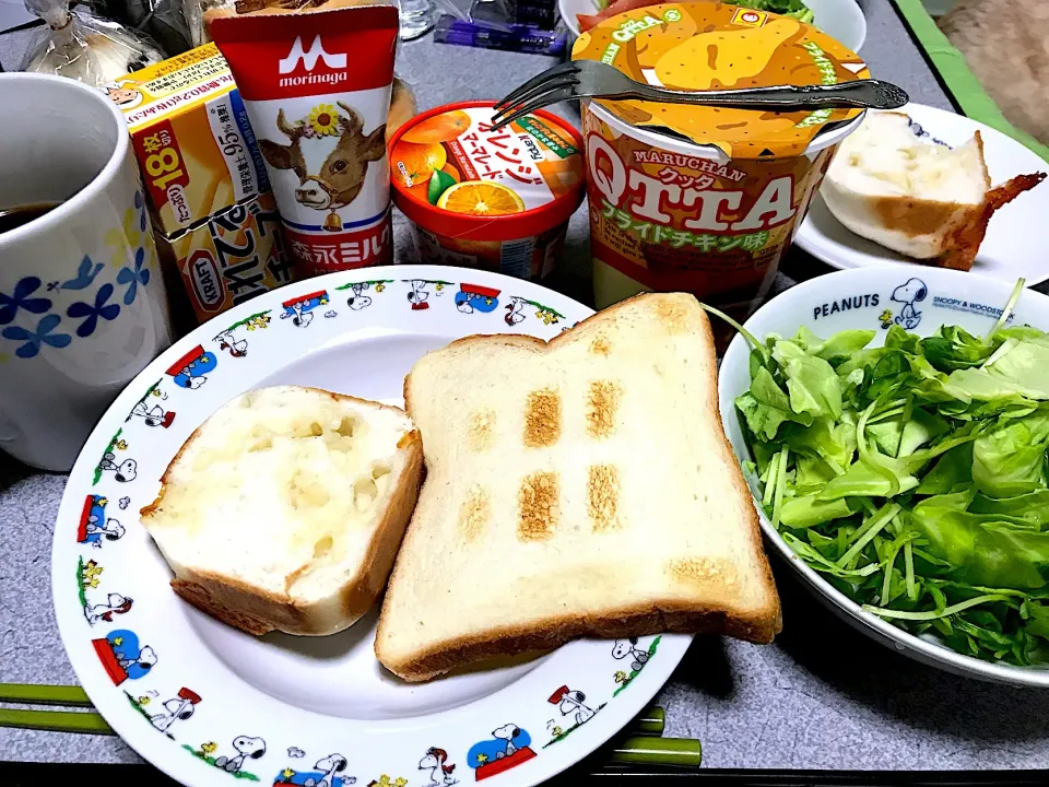 パンと味が合う #昼飯 フライドチキン味カップ麺、グルテンフリーパン、普通の食パン、豆苗キャベツサラダ、チーズ、練乳、マーマレード、コーヒー|ms903さん