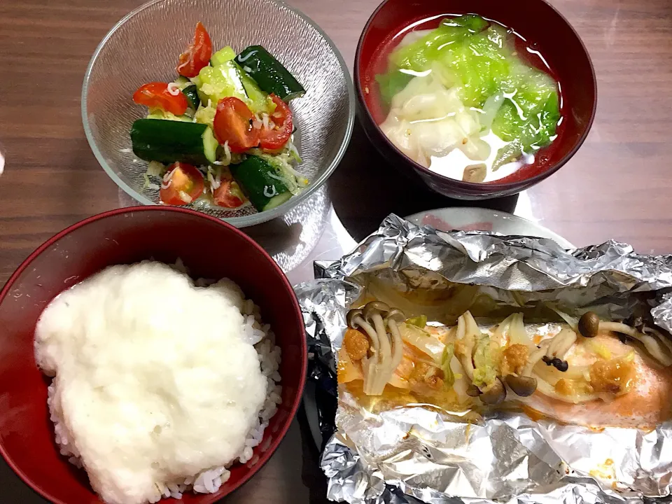 鮭のホイル焼き レタスとワンタンの中華スープ たたききゅうりとトマトのピリ辛和え とろろご飯|おさむん17さん