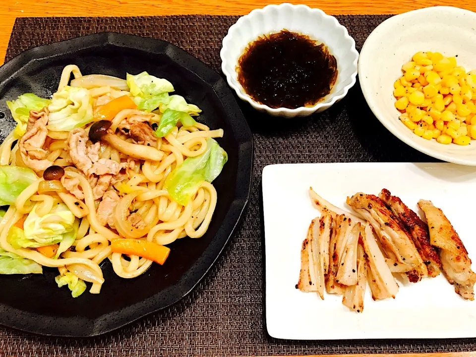 我が家の晩ごはん
#焼うどん
#ヤゲン軟膏とスペアリブ塩胡椒焼き
#コーンバター
#もずく酢
#焼うどん|あお♡あおさん