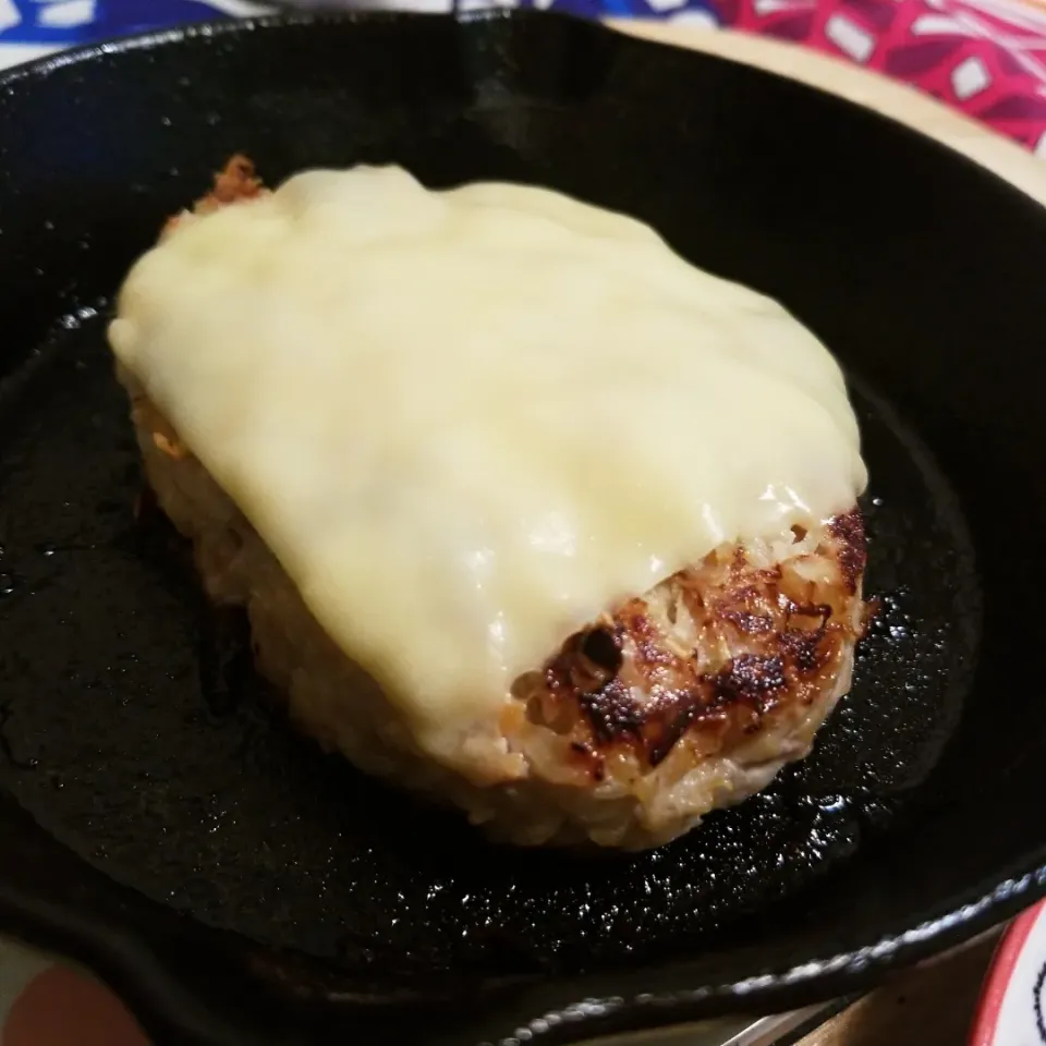 餃子のタネが野菜たっぷりチーズハンバーグに！黒酢ラー油を付けて😍|Maho Sanoさん