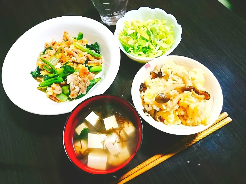 Snapdishの料理写真:さつまいもとしめじのおこわ、豆腐とモズクのスープ、豚肉と小松菜の卵炒め、春キャベツとツナのサラダ|サトリさん