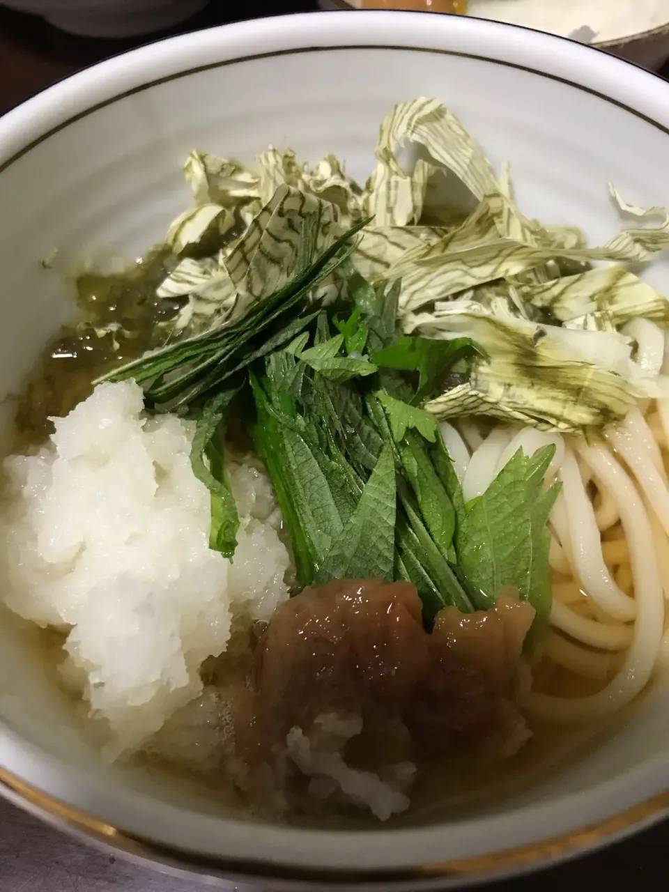 Snapdishの料理写真:4月12日晩ご飯。お昼デザートビュッフェで食べ過ぎたので、麺の割合が旦那と私で3対1のうどん。|あやさん