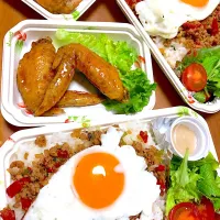 Snapdishの料理写真:旦那＆息子弁当

ガパオライス、手羽先|なつきさん