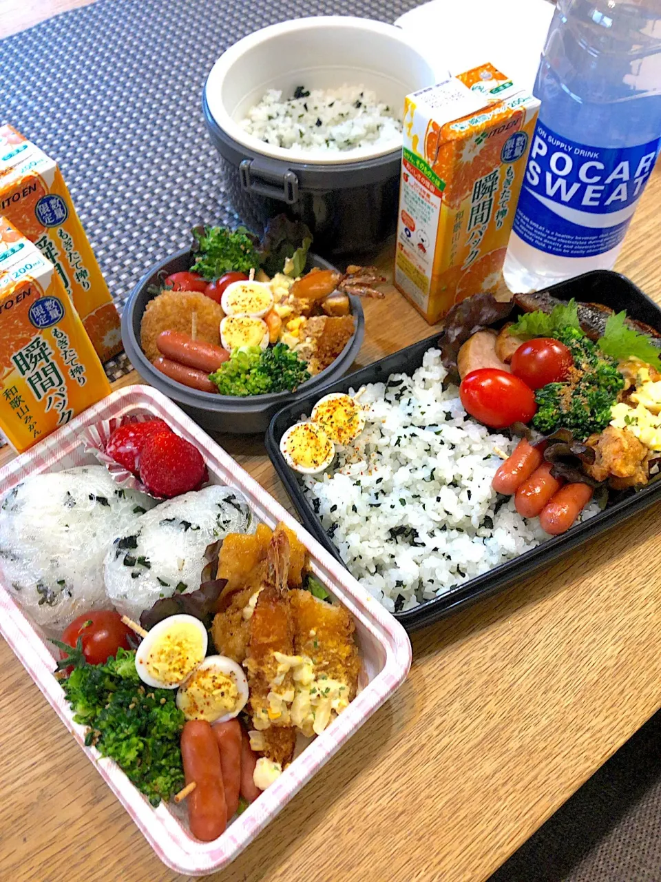 野球⚾️ソフト 3兄弟お弁当

週末お弁当3つ！それぞれ時間帯が違うのでずーとキッチンにいる感じ🤪
今日もお天気それぞれ頑張れ👍|トッシーさん