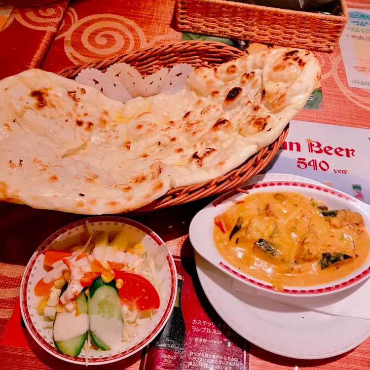 茄子とトマトのカレーとナン🍆🍅|ちゃみこさん