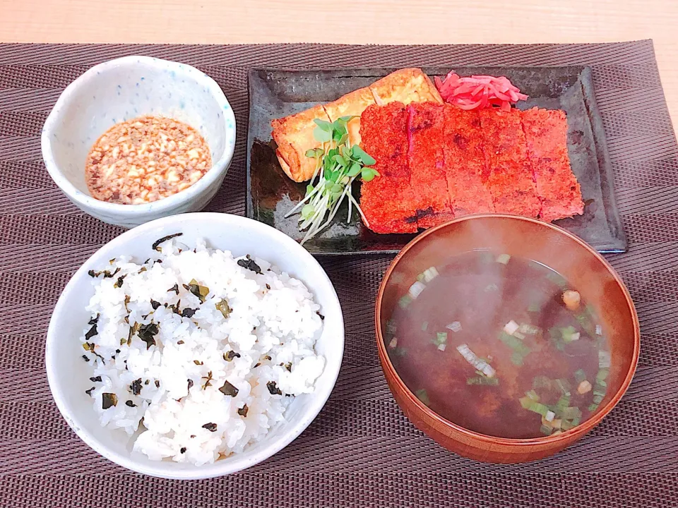 朝ごはんは、わかめご飯、赤天と卵焼き|まちゃさん