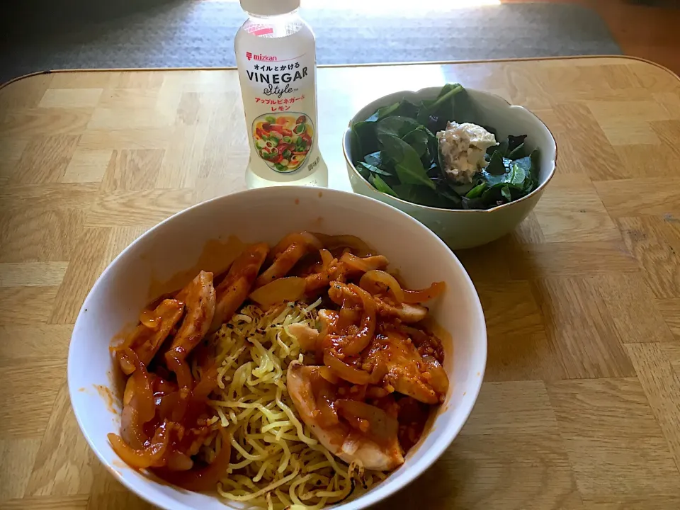 夜勤明け鶏胸肉でダッカルビ風混ぜそば(焼きそば麺)いぶりがっこクリームチーズ&グリーン野菜のアップルビネガー&レモンでサラダ|Tarou  Masayukiさん