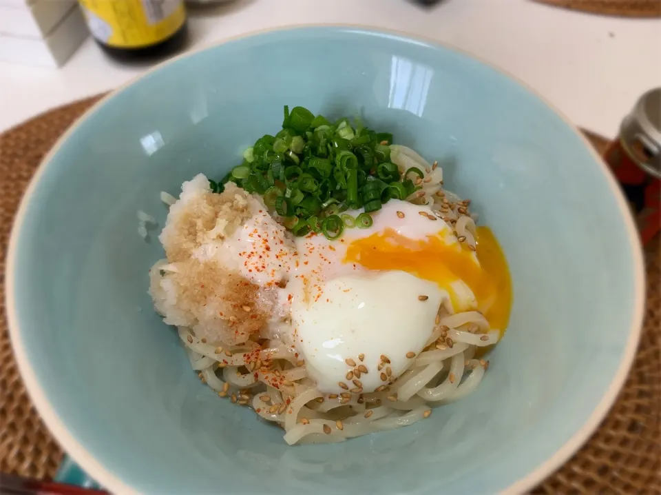 Snapdishの料理写真:お昼ごはん、ぶっかけうどん。大根おろし、ごま、生姜、温泉卵にだし醤油。サイコーに美味しい♪|yukiさん