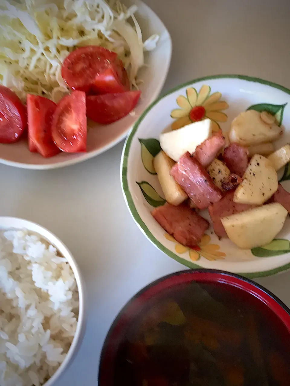 Snapdishの料理写真:ガリバタ醤油の長芋とベーコン
味噌汁、
もち麦ごはん、
トマト、せん切りキャベツ|hiyokoさん