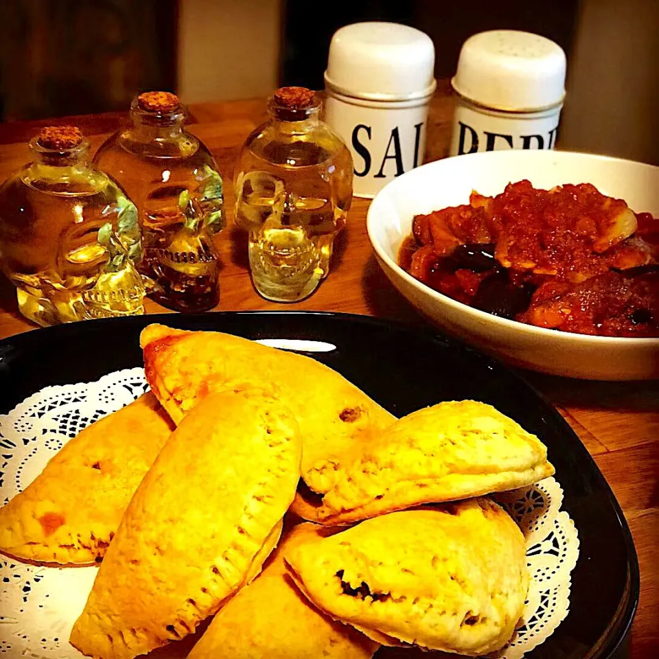 #lunchtime  #italianfood #jamaicanfood #homecooking #chefemanuel #ilovecooking  Hot Beef & Vegetable Curry Pasties With Eggplant Cooking in a rich Tomato & Pest|Emanuel Hayashiさん