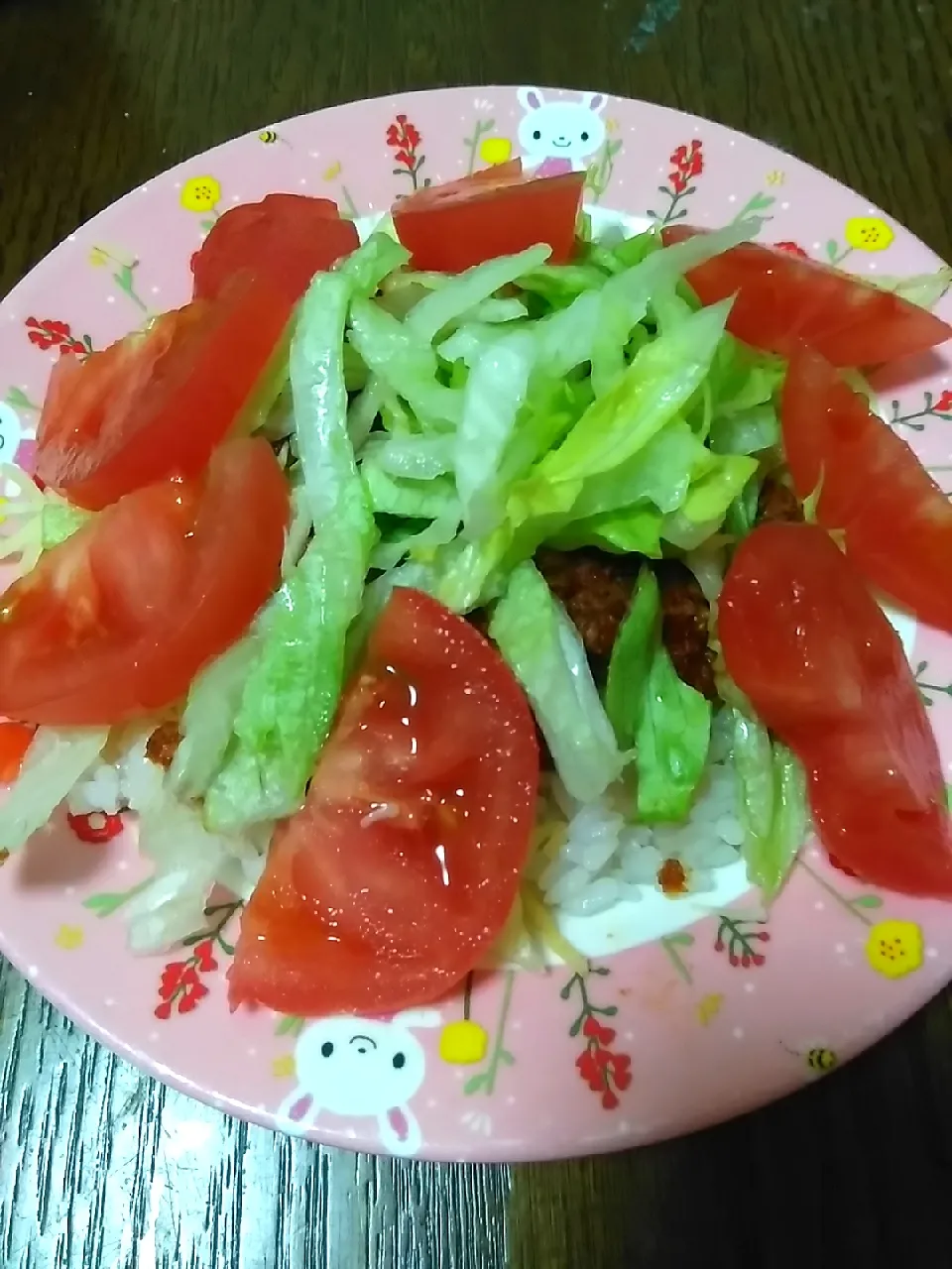 Snapdishの料理写真:手作りタコライス😀
桃太郎トマト🍅入り
娘バージョン♪|すず(*^^*)さん