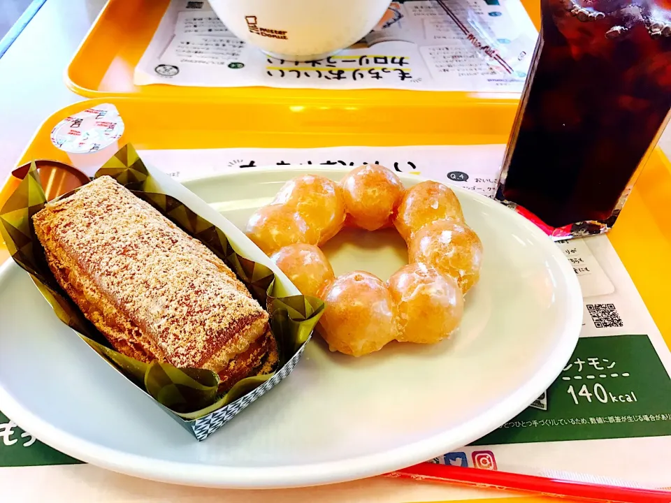 Snapdishの料理写真:ミスドでおやつタイム🍩
宇治抹茶あずきデニッシュ
ポン・デ・リング
暑いからアイスコーヒー💦|あお♡あおさん