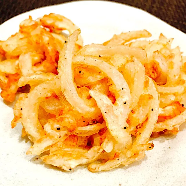 ミニかき揚げ×3個
玉ねぎと干し海老でミニかき揚げ
干し海老なのに海老の香り🦐
#かき揚げ #ミニかき揚げ
#玉ねぎと干し海老かき揚げ #干し海老
#晩ごはん #天ぷら|あお♡あおさん