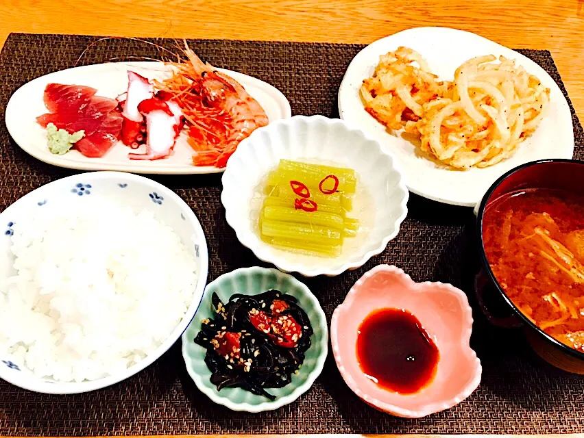 我が家の晩ごはん
#お刺身盛り合わせ
#玉ねぎと干し海老かき揚げ
#梅きくらげ
#ふきのマリネ
#お味噌汁
#ごはん|あお♡あおさん