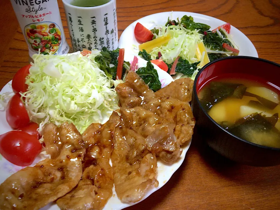 今日のテニス前実家での男飯絆
豚ロースの焼肉&アップルビネガーサラダ&じゃがいもと生わかめの味噌汁...♪*ﾟ|ひーちゃんさん