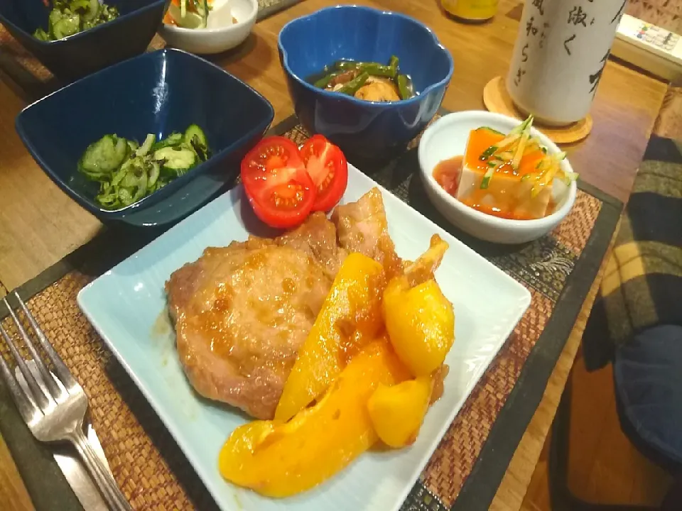 ポークソテーパプリカ添え&冷奴&きゅうりの和え物&煮物|まぐろさん