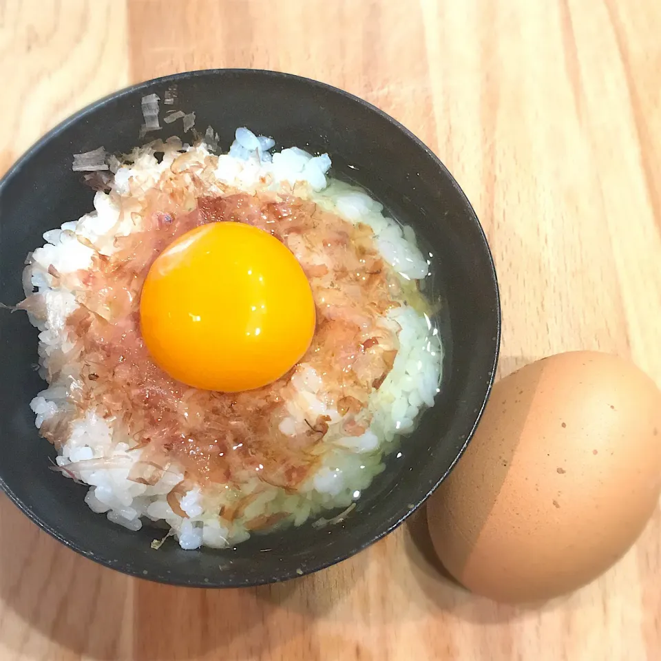 最高の贅沢✨自然卵で卵かけご飯🥚🍚|べべべさん