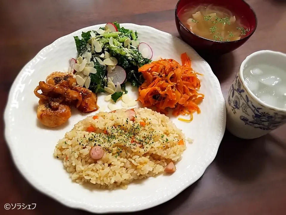 今日の晩ご飯だよ(*^^*)
★ウインナーのピラフ
★鶏胸肉の照り焼き
★にんじんのゆかりソテー
★ケールのサラダ
★玉ねぎとベーコンのスープ|ソラシェフさん