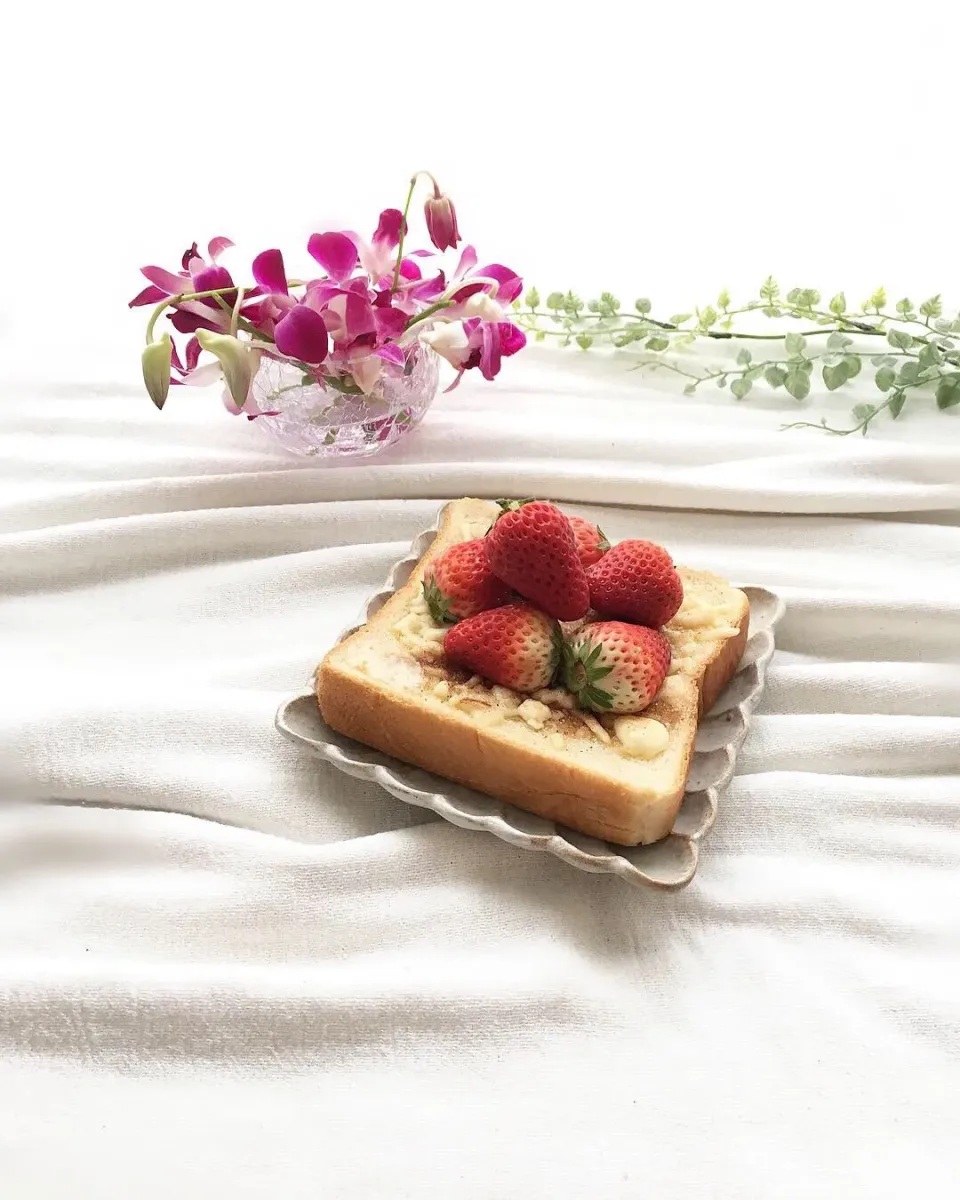 Snapdishの料理写真:チーズトースト🍓🧀🍞|千景さん