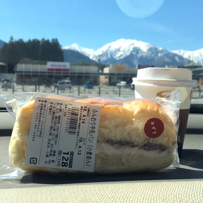 おやつだよ～(　ﾟдﾟ)ﾝﾏｯ!
ひそかに美味い！スーパーマーケットの牛乳パン🥛🍞|ぽんたさん