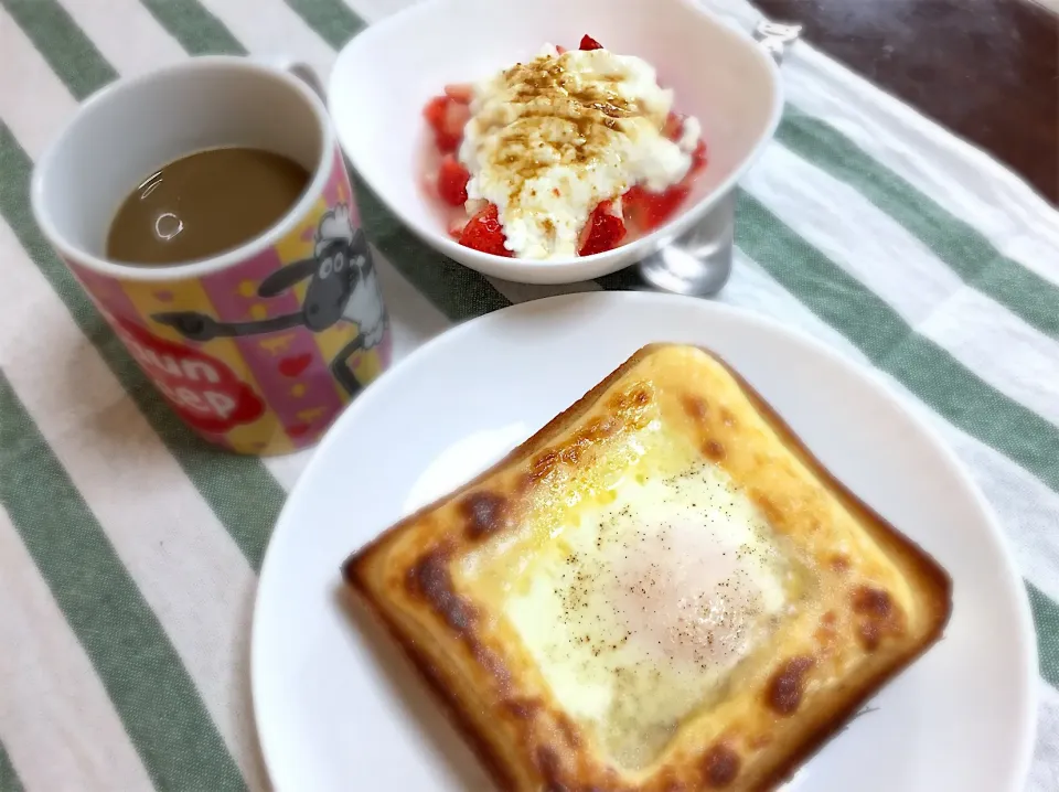 マヨ玉トースト（健くんと同じやつ💕）
いちごヨーグルト加計呂麻黒糖がけ
カフェオレ〜で朝ごはん|まるちゃんさん