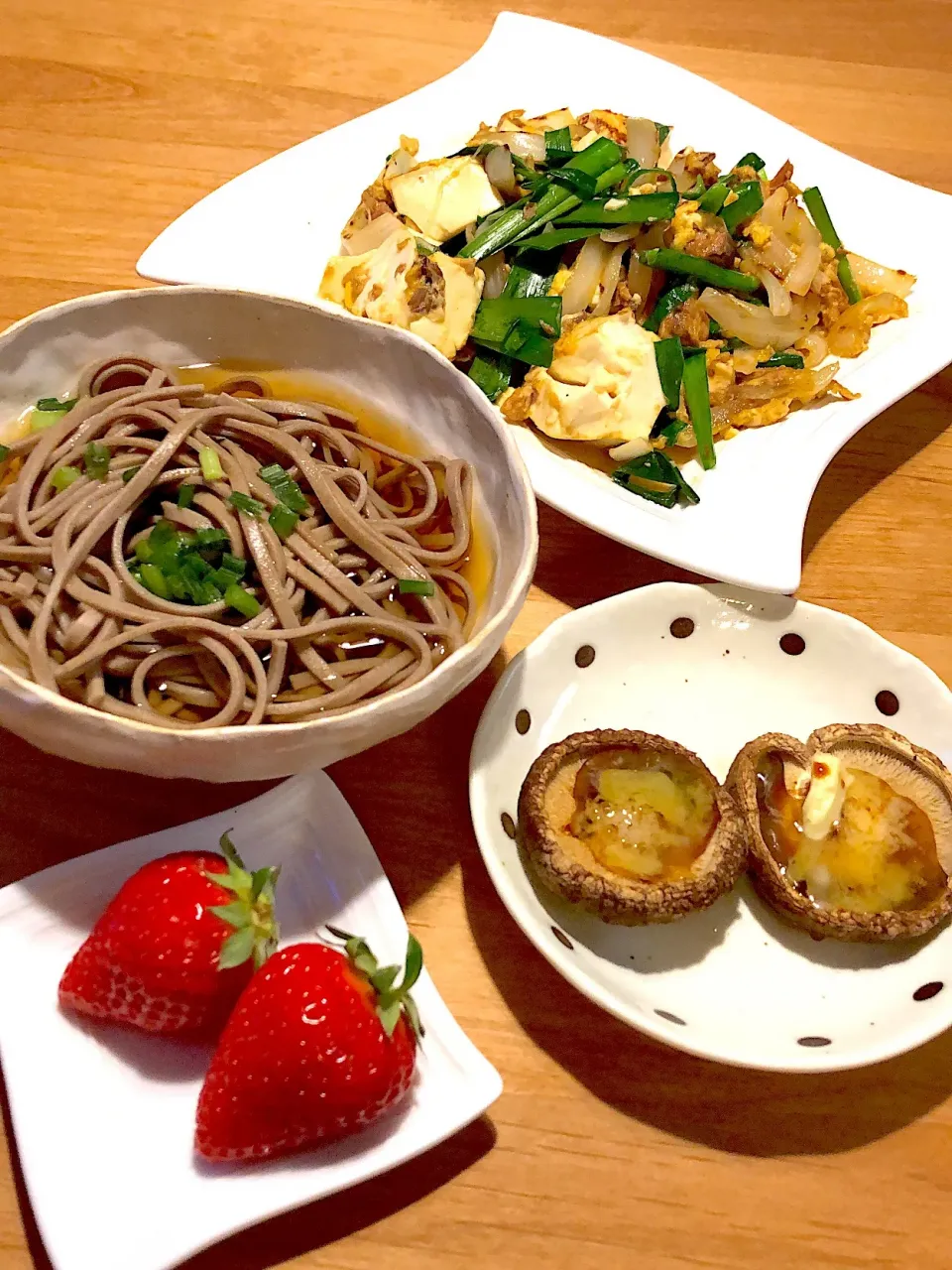 Snapdishの料理写真:サバの味噌煮缶と豆腐チャンプルー、かけそば、しいたけグリル|harukaさん