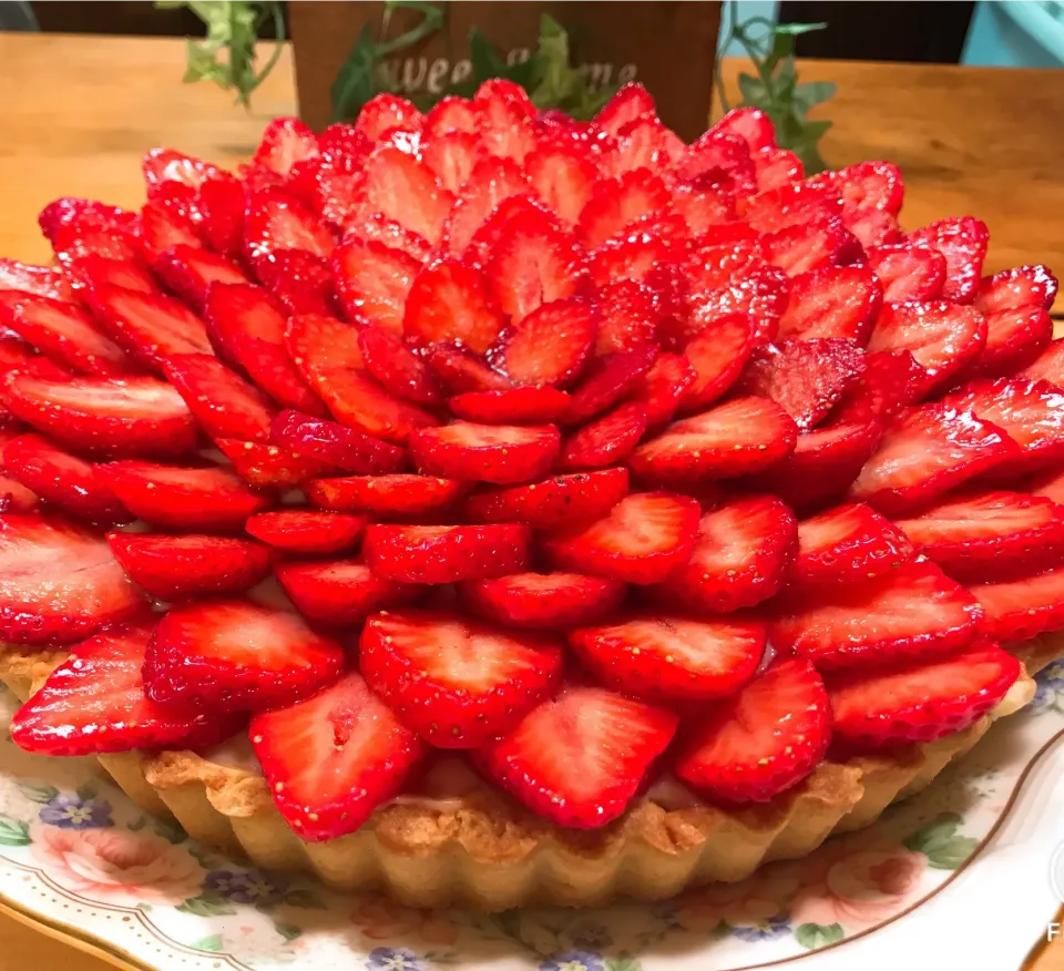 Strawberry Tart With Pastry Cream🍓
🍓いちご タルトペーストリークリーム|🌸Emery Mさん