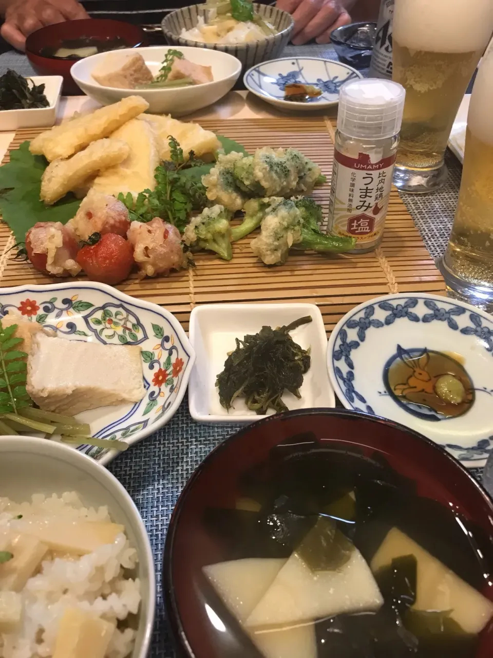 ツワブキの煮物と佃煮
新たけのこで天ぷらと刺身とたけのこご飯と吸い物の筍づくしで夜ご飯|シュトママさん