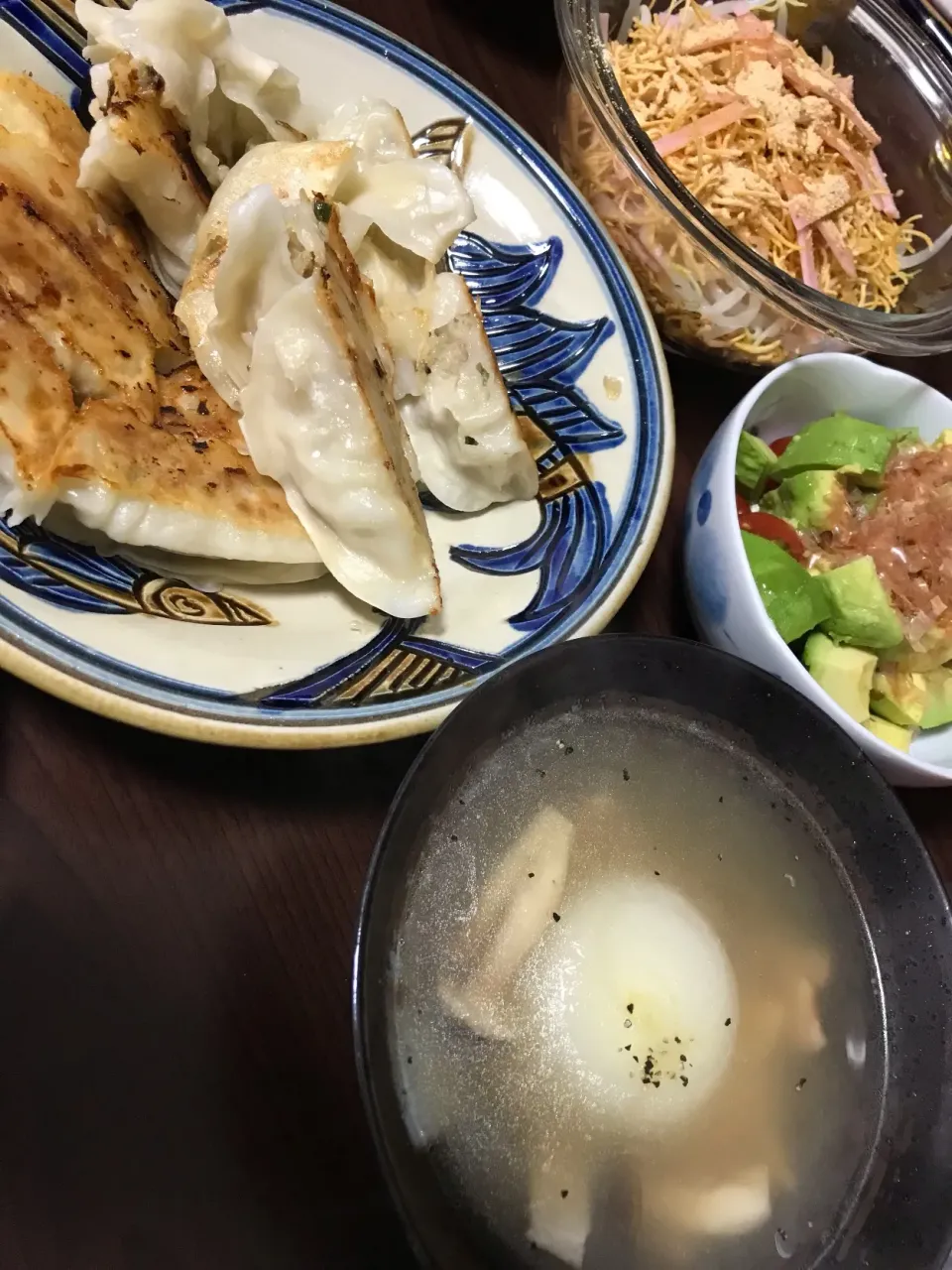 4月14日晩ご飯。餃子、無限もやし、アボトマクリチー、新玉ねぎスープ。|あやさん