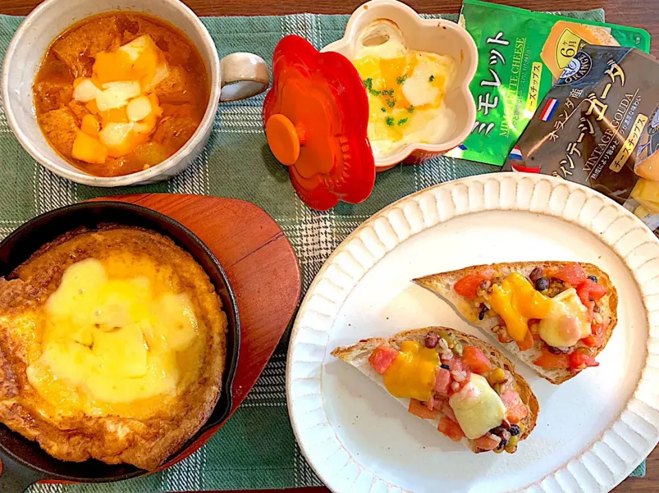 Snapdishの料理写真:四種類作ってみた‼️ チーズグラタン🧀！チーズニンニクスープ‼️ダッチベイビーのチーズと蜂蜜乗せ🍯‼️ チーズと豆と穀物のブルスケッタ‼️|ひかりさん