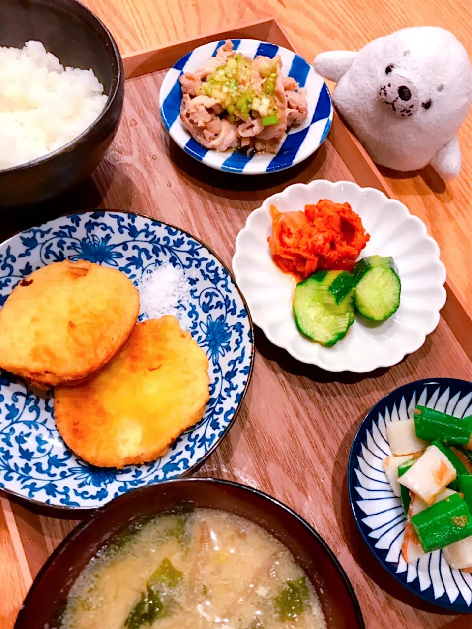 Snapdishの料理写真:さつまいもの天ぷら定食🍠🌟
▪︎かまぼこオクラの梅和え
▪︎キムチと蛇腹きゅうり
▪︎ネギ塩豚
▪︎大根ともやしのお味噌汁|おーやんさん