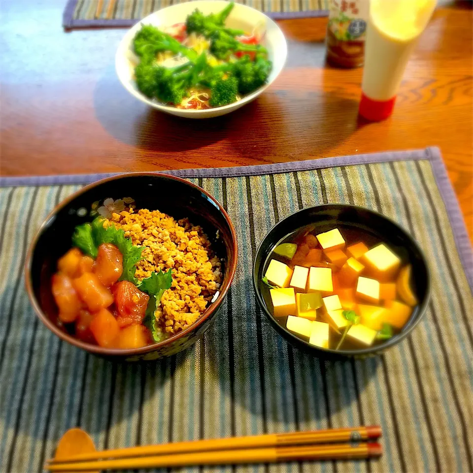 Snapdishの料理写真:鮪丼、豆腐の吸物、ブロッコリー|yakinasuさん