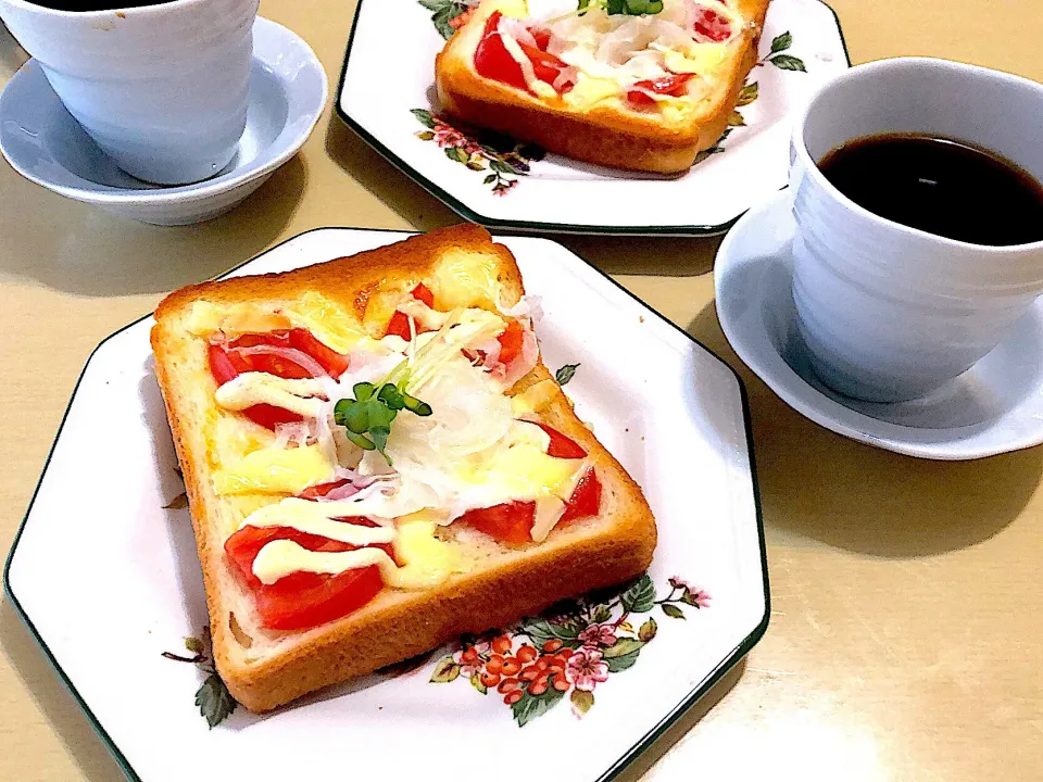 4／14朝食  #朝ごはん 
•トマチーオニオントースト •コーヒー|おさんどんさん