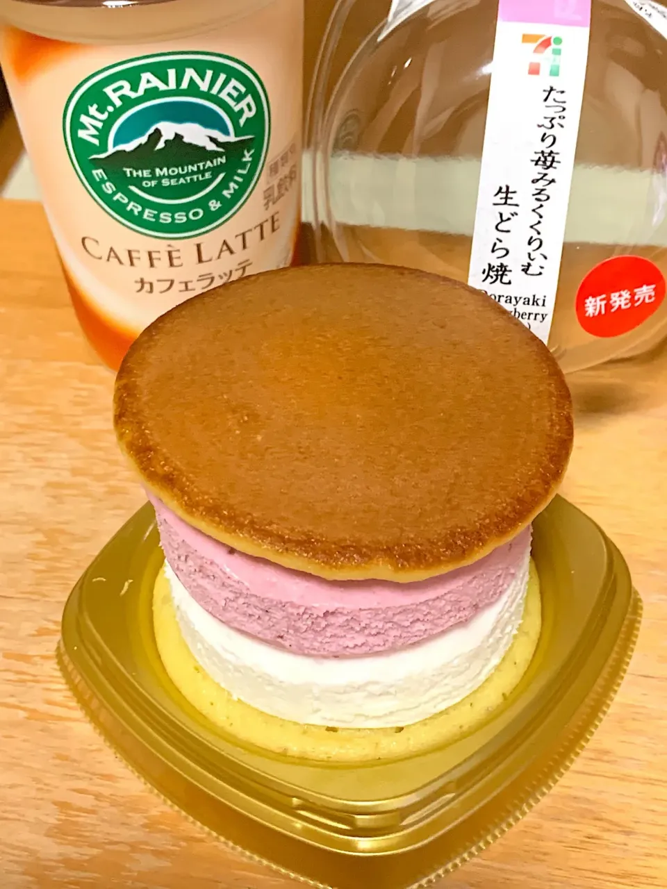 たっぷり苺みるくくりーむアイス生どら焼き🍓🍨|るみおんさん