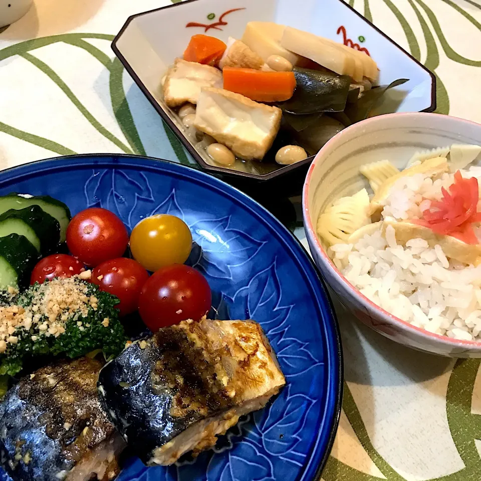 筍ご飯、筍・絹揚げ・人参・昆布の煮物、塩サバのマヨネーズ焼きの夕飯〜(*˙︶˙*)☆*°|てるみさん