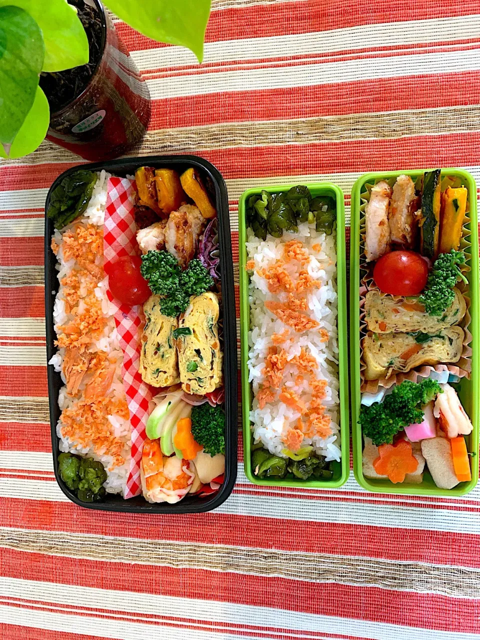 #お弁当 
 #男子部活弁当。姉おまけお弁当 
今日のお弁当
高野豆腐の煮物、ニラ玉、カジキまぐろのパン粉焼き。カボチャのバターソテー
月曜日、頑張ってね。|yukaさん