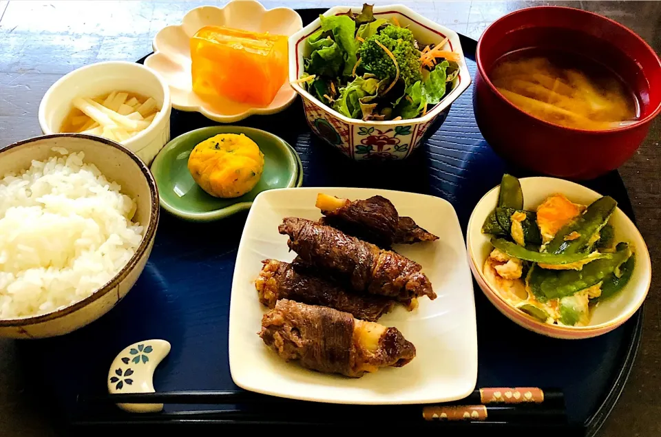 Snapdishの料理写真:♡肉巻き山芋
♡エンドウの卵とじ
♡かぼちゃ巾着
♡サラダ
♡山芋の酢の物
♡お味噌汁
♡みねはるか🌾
♡みかんゼリー🍊
雨があがり風が強くて体温が奪われる|○○○さん