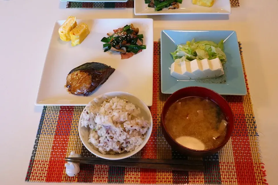 今日の夕食 ぶりの照り焼き、だし巻き玉子、ニラのめんつゆ炒め、豆腐サラダ、雑穀米、新じゃがとベーコンの味噌汁|pinknari🐰🌈さん