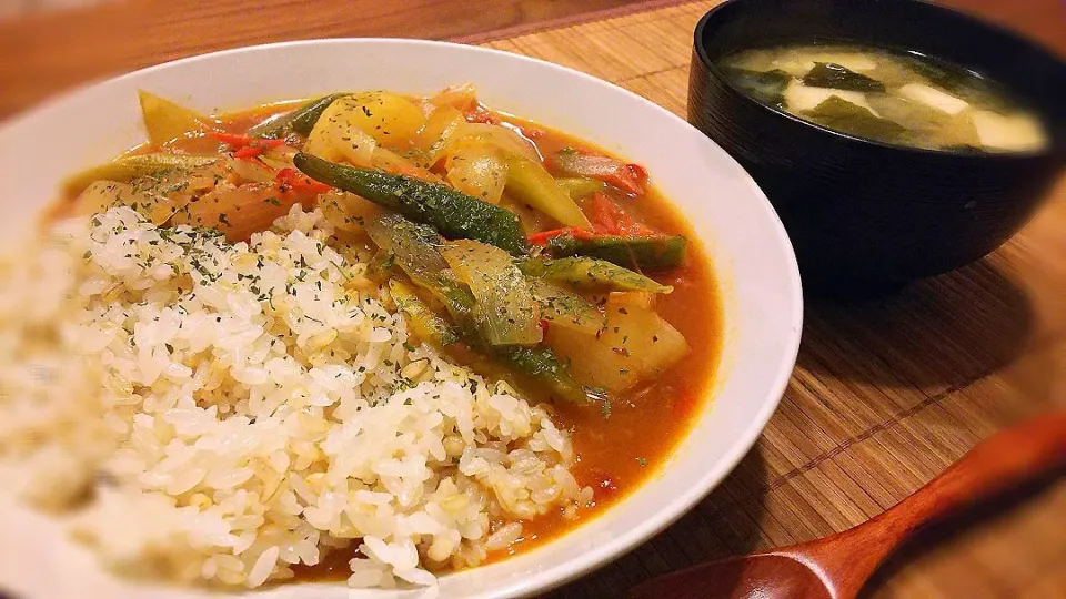 Snapdishの料理写真:トマトとオクラのカレー🍛
の晩ごはん✨|kaz(*･ω･)さん