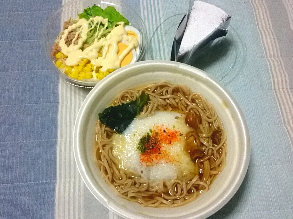 とろろ蕎麦とサラダと妹から貰ったチョコケーキ❗|ひろみさん