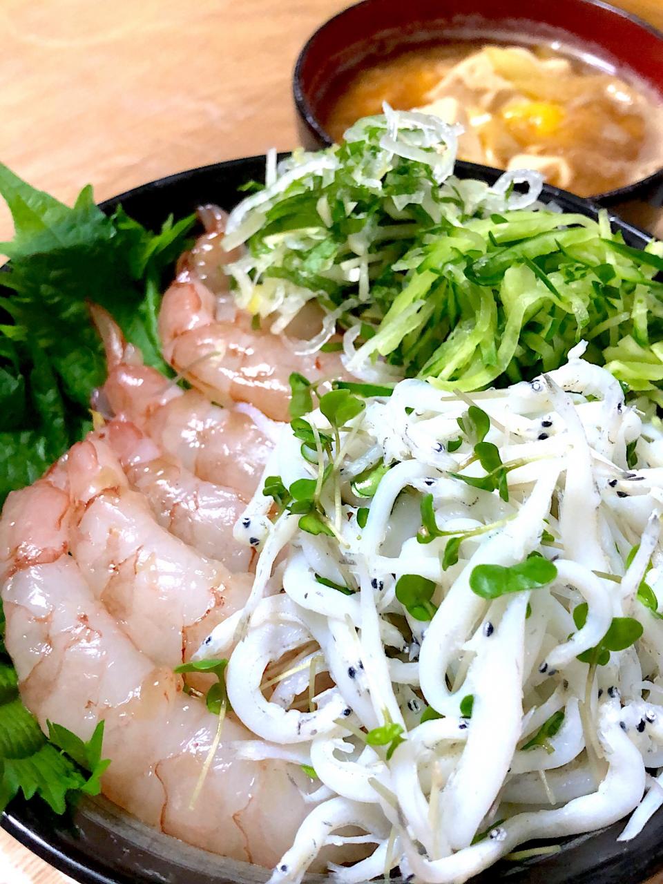 白魚と赤エビの丼 海老出汁の味噌汁白魚の釜揚げ赤エビの刺身ネギ生姜紫蘇キュウリブロッコリースプラウト酢飯豆腐海老の頭と殻で味噌汁 ミウトおかん Snapdish スナップディッシュ Id Q4wy0a