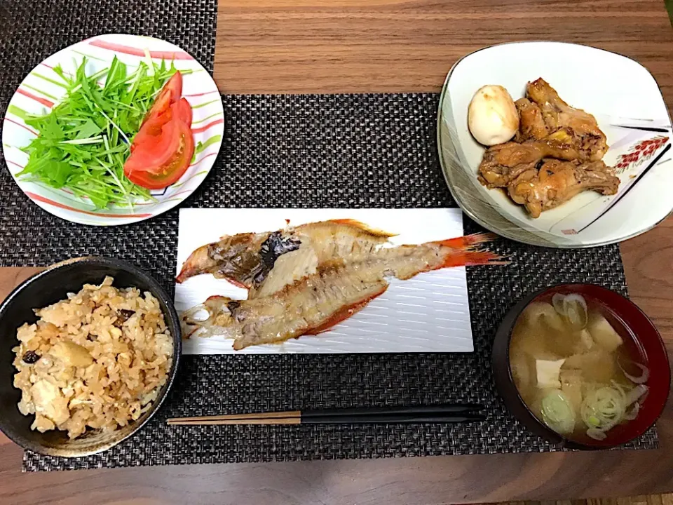 焼き魚＊手羽元の煮物＊炊き込みご飯＊味噌汁＊サラダ|Aya.SanSun☺︎さん