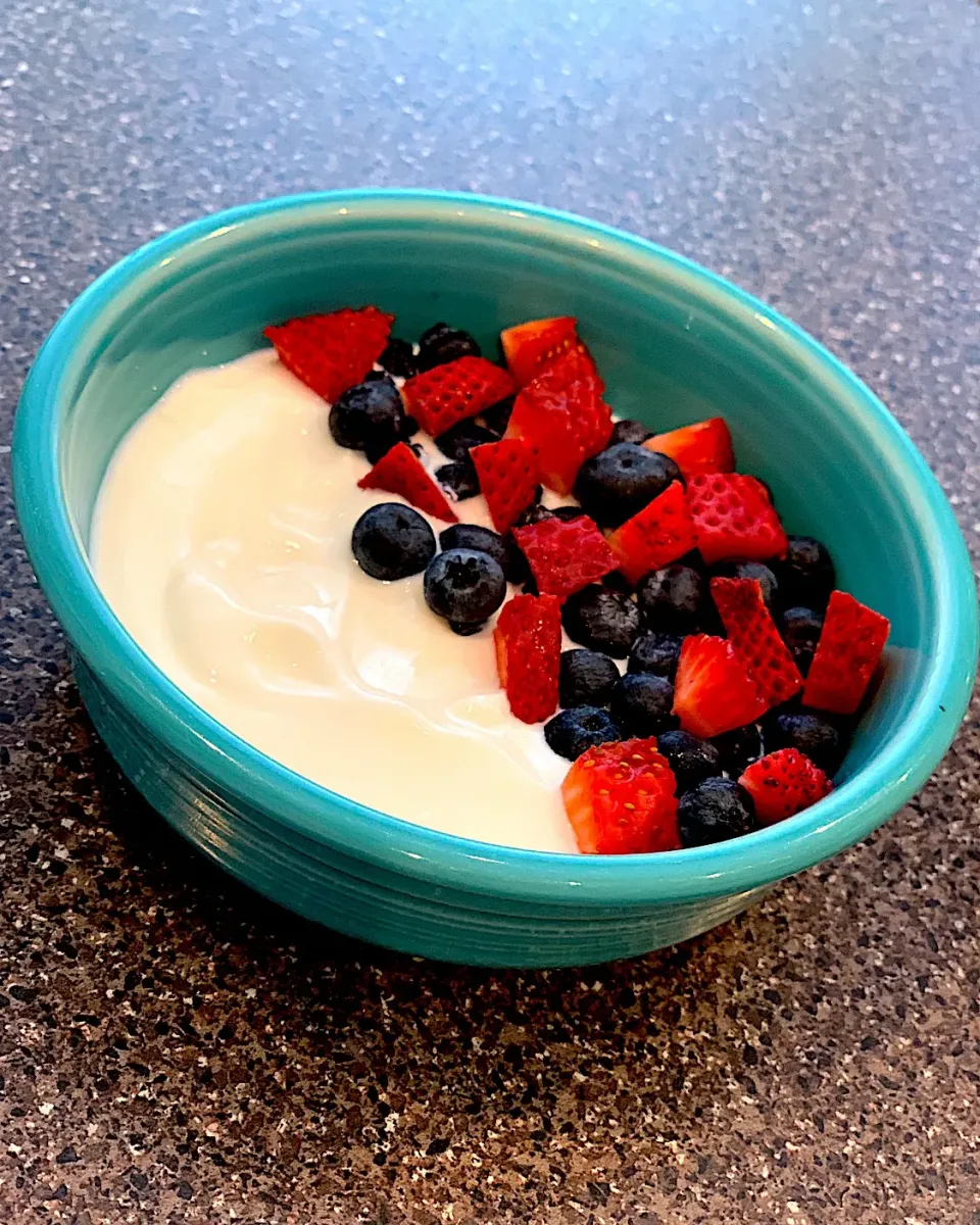 Greek Yogurt and berries 🍓|FitMomDoc19さん