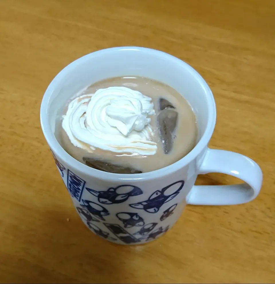 アイスカフェオレに、ホイップクリームのせた🤗|しまだ ちえこさん