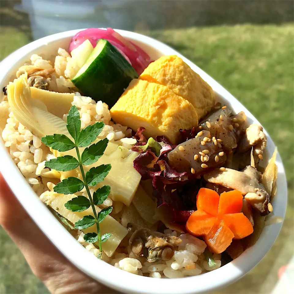 Snapdishの料理写真:あさり筍ごはんのお弁当|むぎこさん